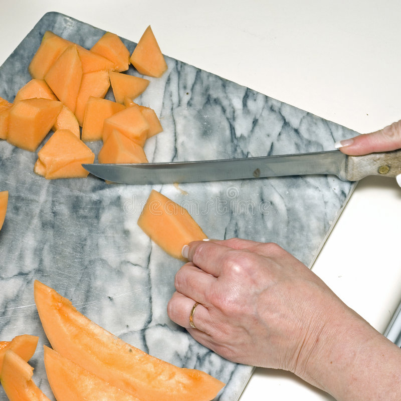 “Slice and Dice: Easy and Safe Ways to Cut a Cantaloupe for Delicious and Healthy Snacks!”