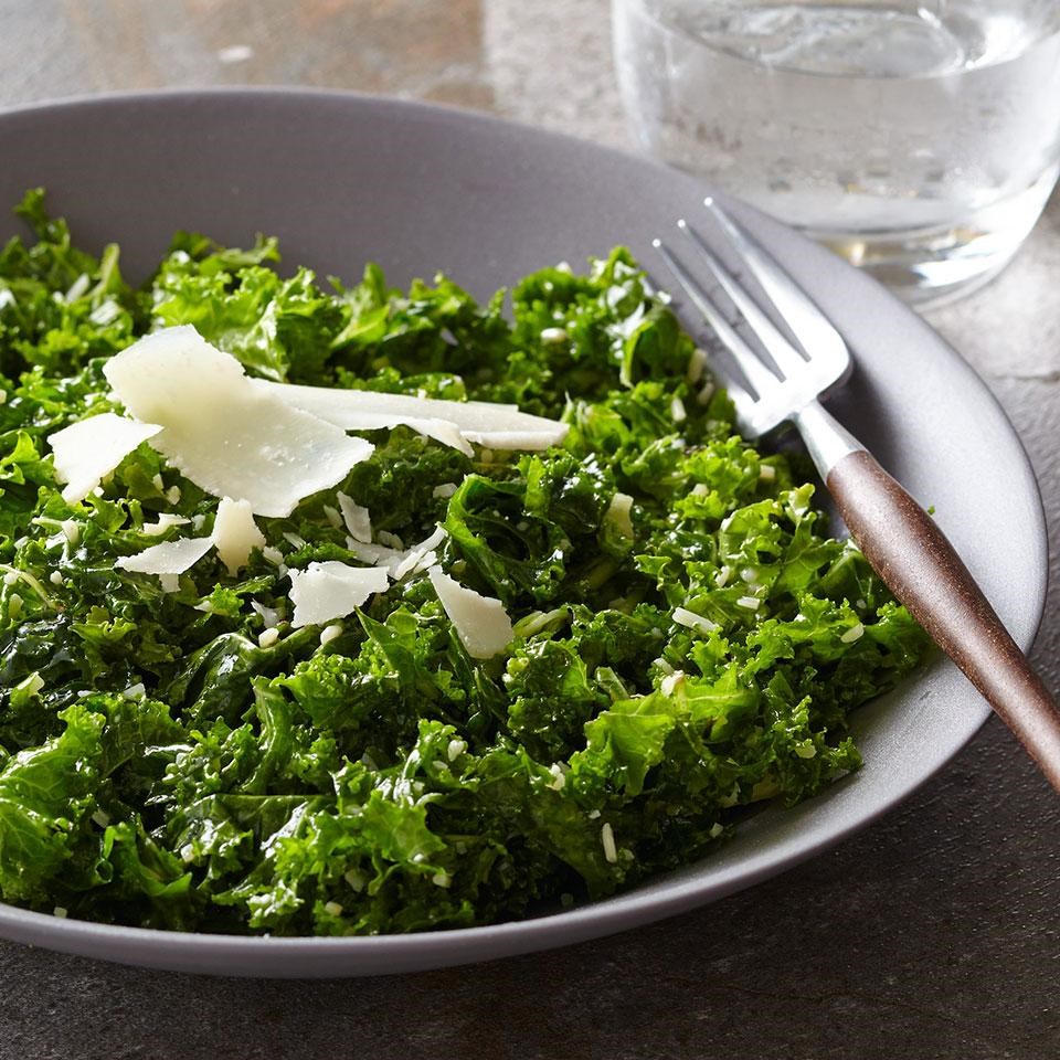 “Get Your Daily Dose of Nutrients with Delicious Raw Kale Salads: Expert Tips and Recipes”