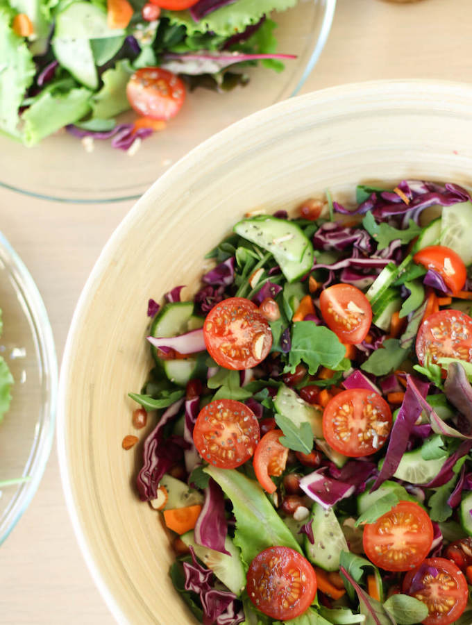 Get Your Daily Dose of Nutrients with this Delicious Raw Vegetable Salad and Lemon Vinaigrette Dressing!