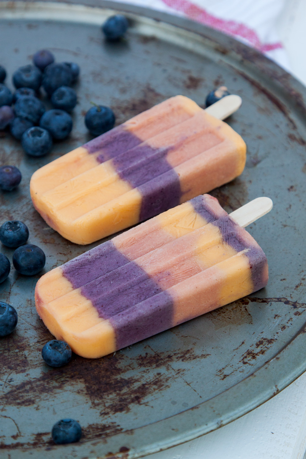 Cool off this summer with healthy smoothie popsicles for kids!