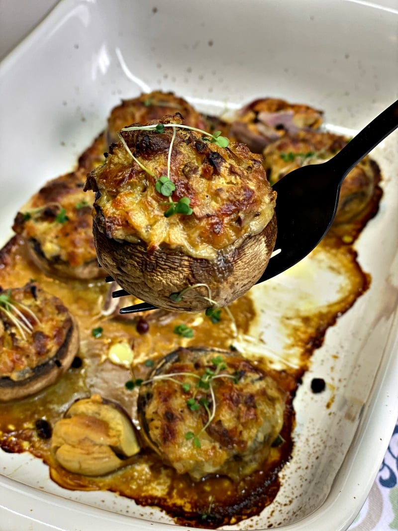 "Get Your Greens with Cheesy Spinach and Bacon Stuffed Mushrooms - A Deliciously Healthy Dish!"