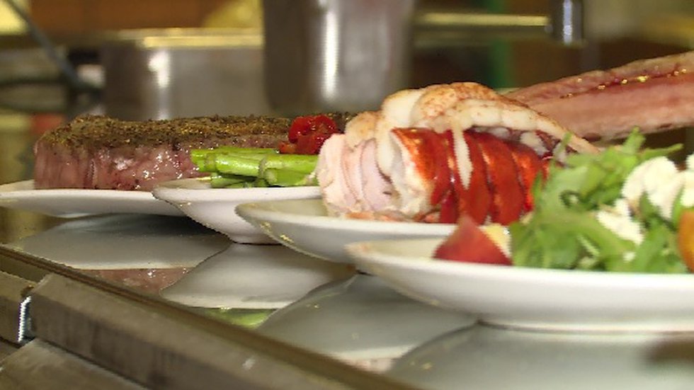 6 Tips for Staying in Ketosis While Dining Out or Traveling