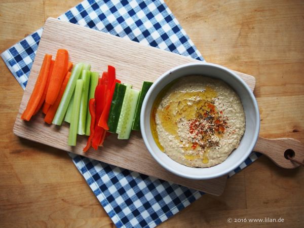 “Crunch and Cream: Veggie Sticks with Hummus, the Ultimate Healthy Snack!”