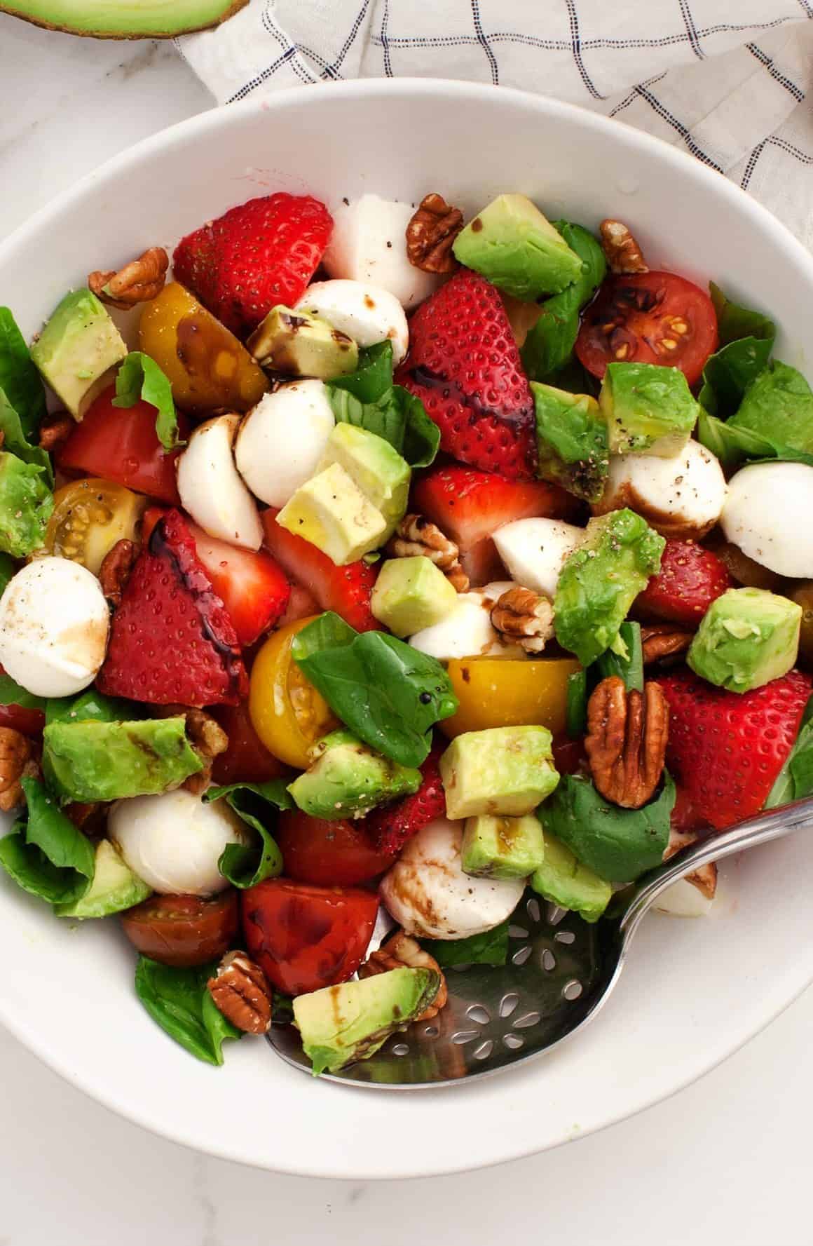 “Strawberry Salad Sensations: Elevate Your Healthy Eating Journey with Refreshing Flavors!”