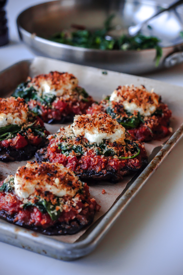 “Delightful and Nutritious: Grilled Spinach-Stuffed Portobello Mushrooms for Veggie Lovers!”