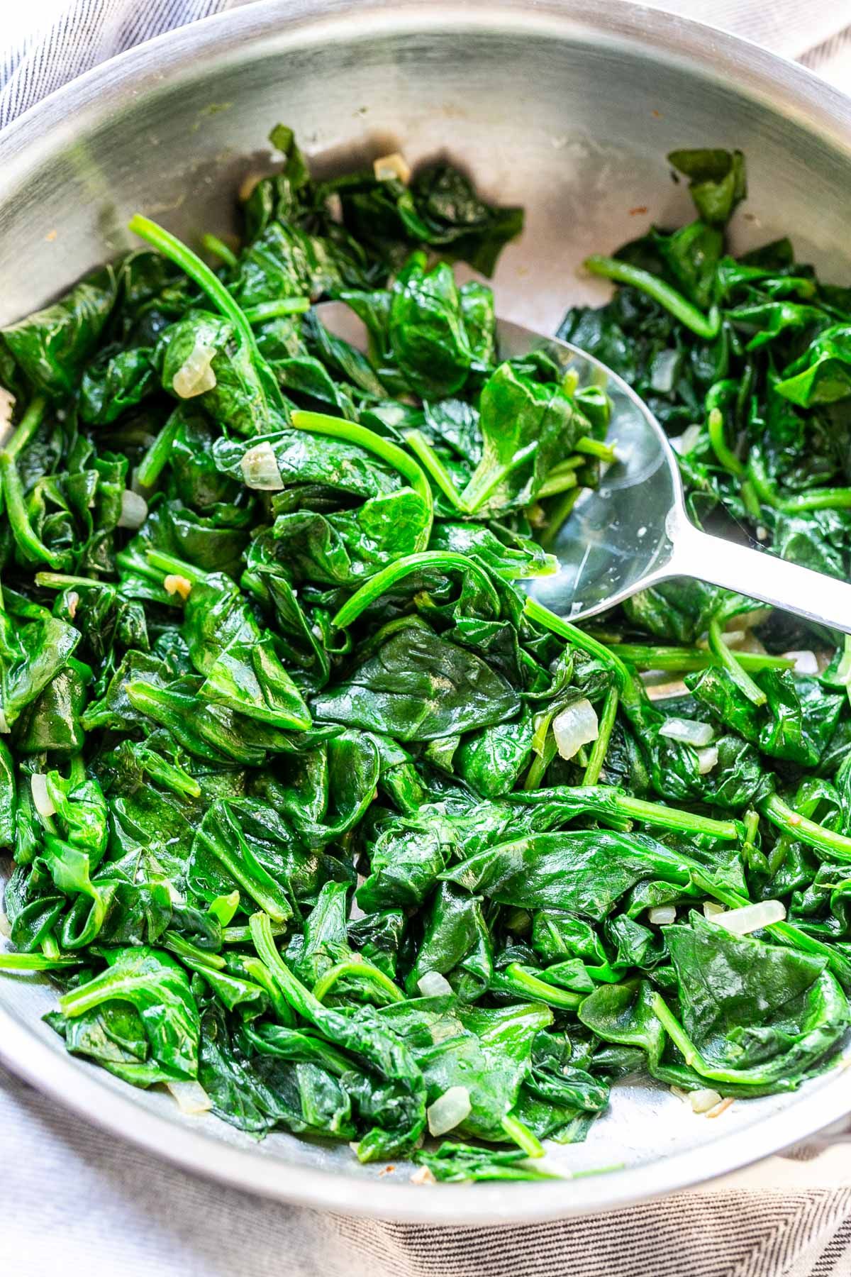 “Budget-Friendly and Nutritious: Healthy Ways to Cook Spinach for Maximum Benefits”