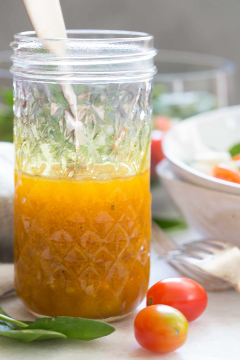 “Discover the Golden Elixir: Avocado Oil, the Perfect Salad Dressing!”