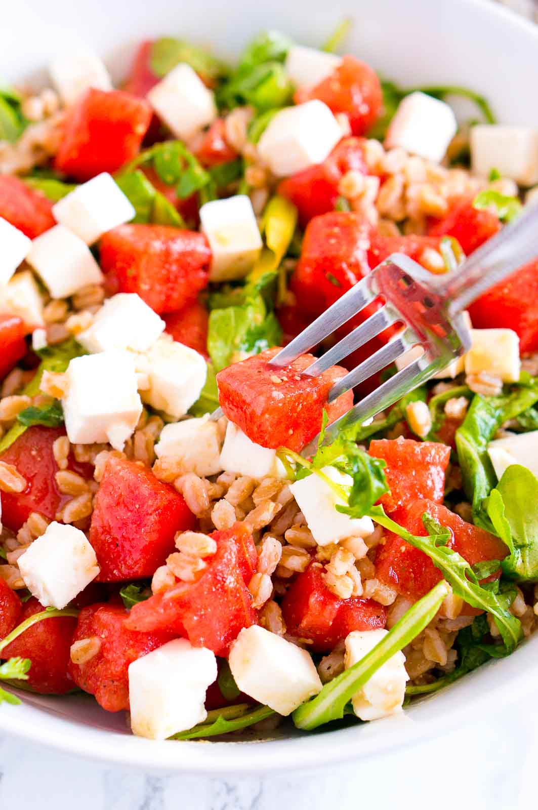 “Refreshing and Delicious: Watermelon and Feta Salad – A Perfect Blend of Sweetness and Saltiness!”