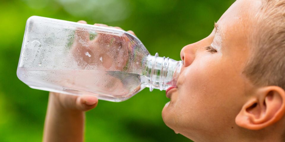 “Quenching Their Potential: 8 Tips to Keep Kids Hydrated and Thriving”