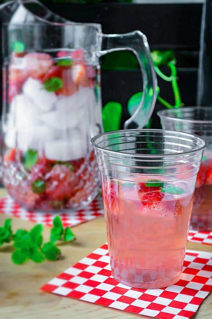 “Strawberry-Infused Water: A Refreshingly Delicious and Healthy Drink”