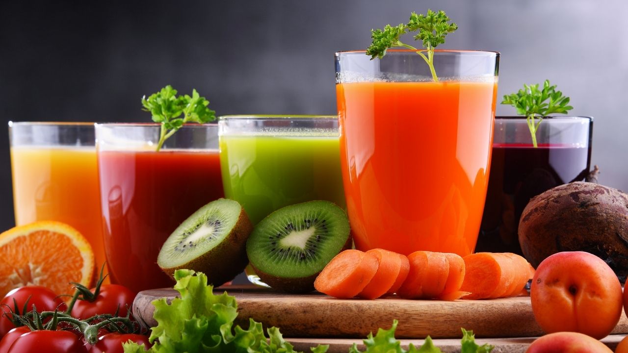 “Juicing vs. Blending: Unlocking the Power of Raw Fruits and Veggies for Optimal Health”