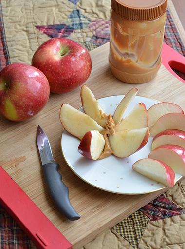 Delightful Duo: Apple Slices & Almond Butter – A Nutritious Snack Trend!