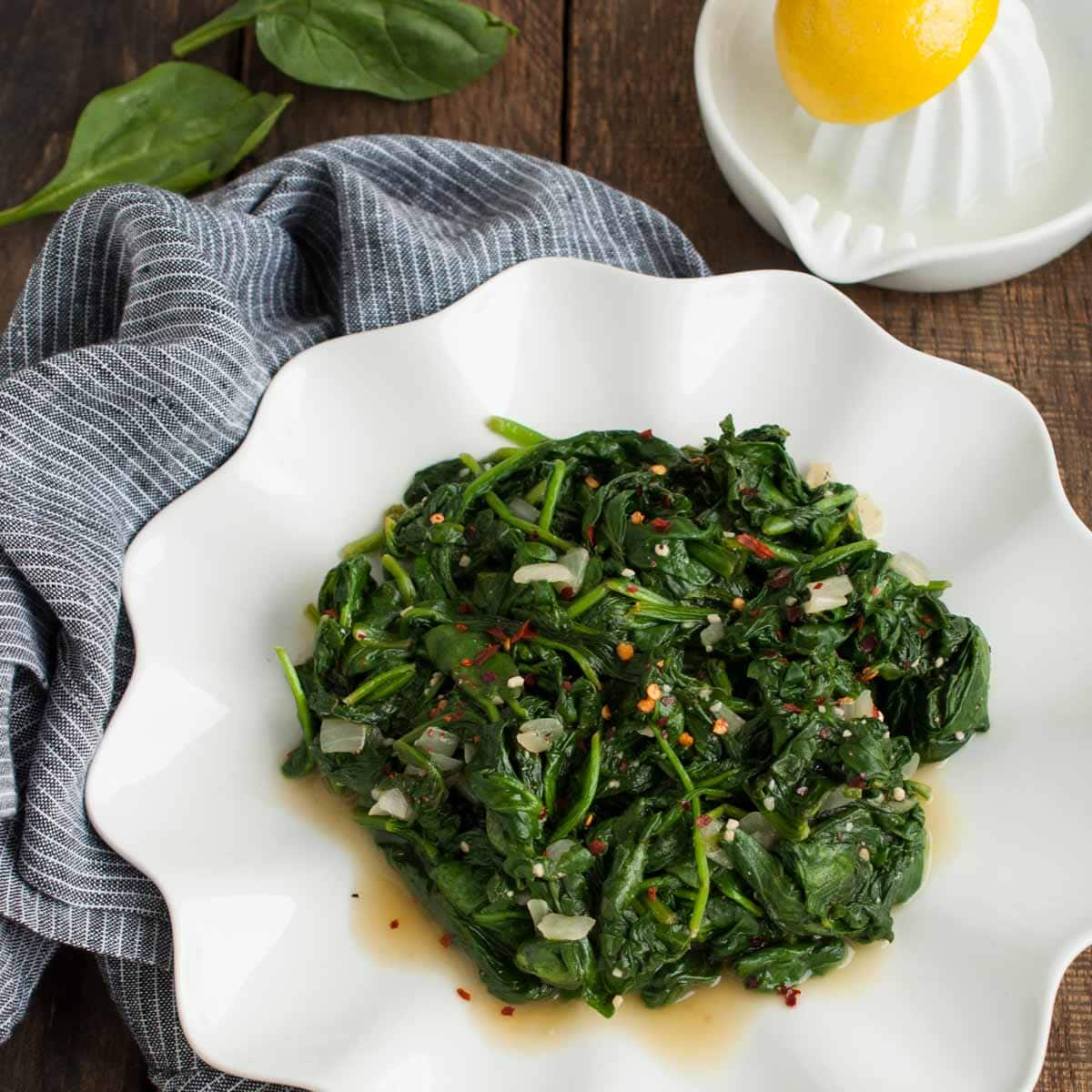 “10 Creative Ways to Enjoy Spinach Beyond Salads: From Smoothies to Sushi Rolls!”
