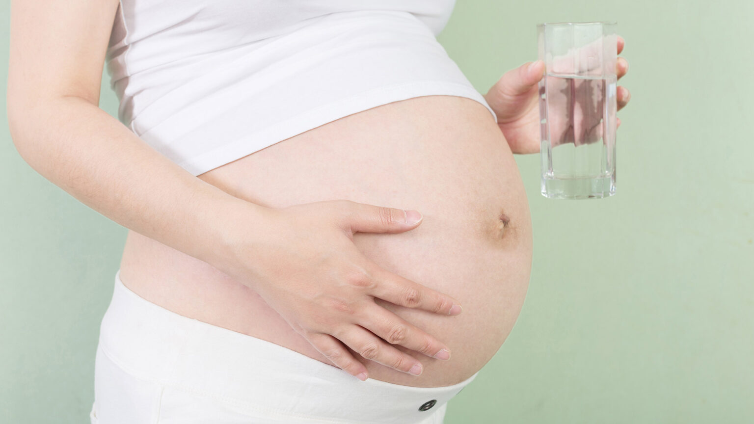 Hydrate for Two: The Key to a Healthy Pregnancy