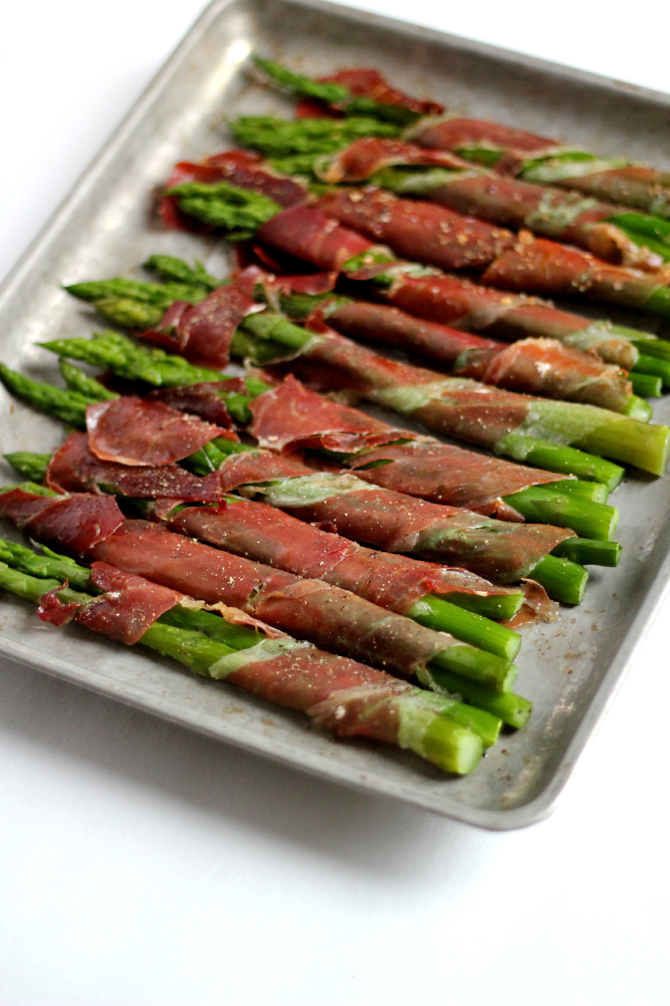 Elevate Your Meals with Prosciutto-Wrapped Asparagus Bundles